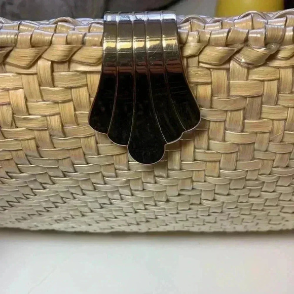 Source Unknown Hard Rattan Purse w Gold Coloured Hardware & Strap Secure Closure - Picture 3 of 11